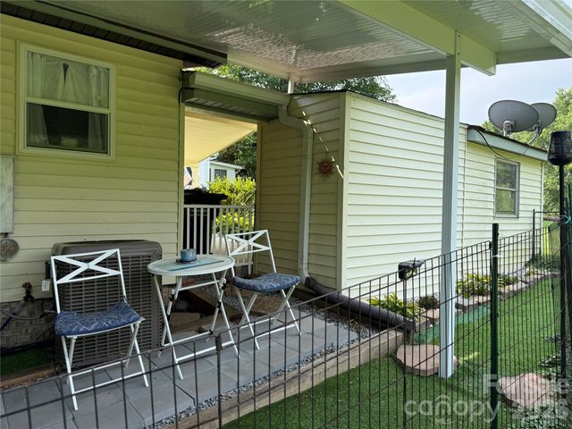 227 Cranbrook Circle, Hendersonville, NC 28792