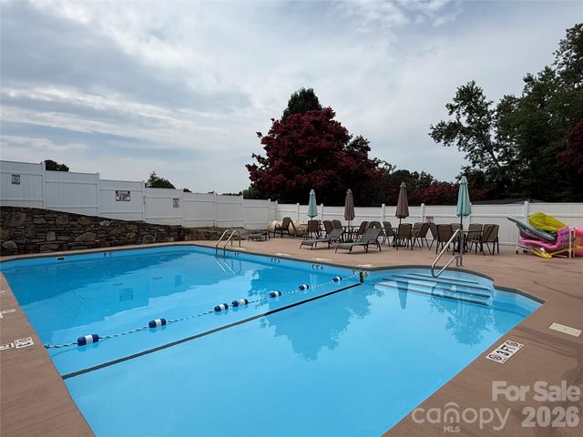 227 Cranbrook Circle, Hendersonville, NC 28792