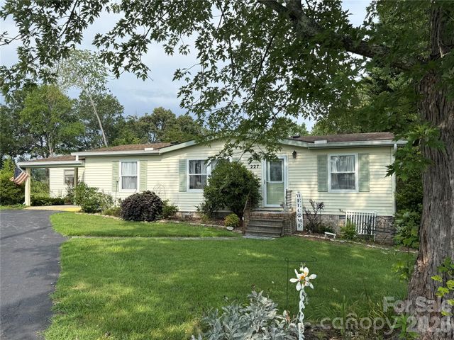 227 Cranbrook Circle, Hendersonville, NC 28792