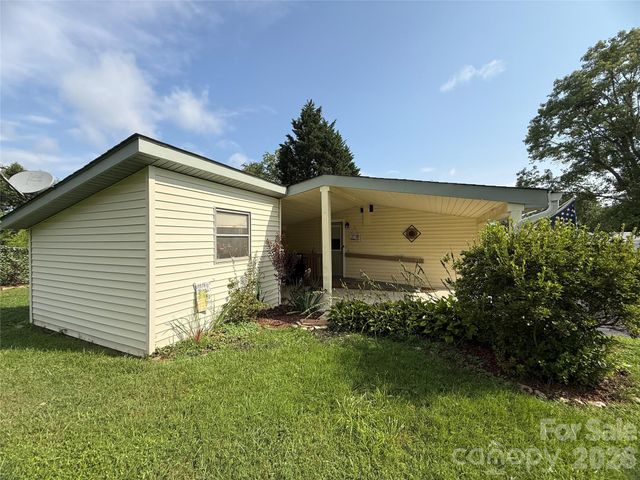 227 Cranbrook Circle, Hendersonville, NC 28792