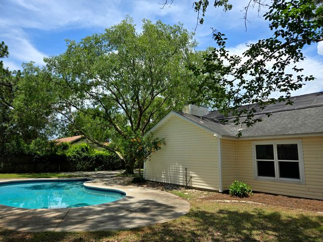 9421 Victoria Lane, Navarre, FL 32566