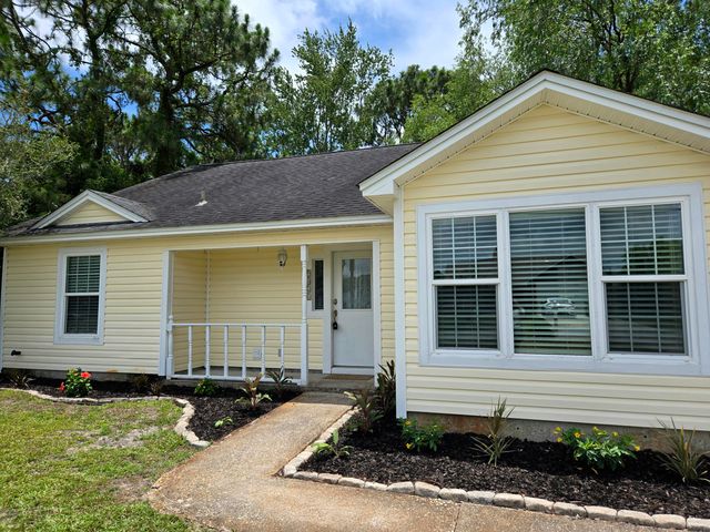 9421 Victoria Lane, Navarre, FL 32566