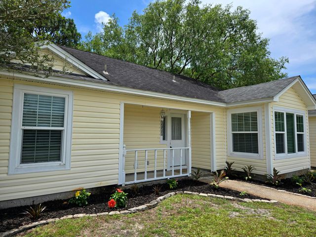 9421 Victoria Lane, Navarre, FL 32566