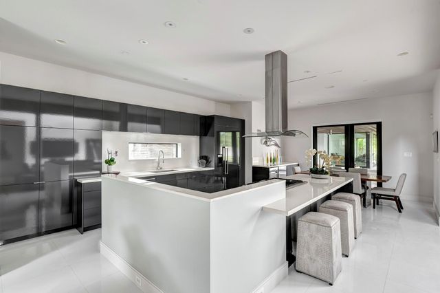 8317 Hunters Creek Drive, Hunters Creek Village, TX 77024