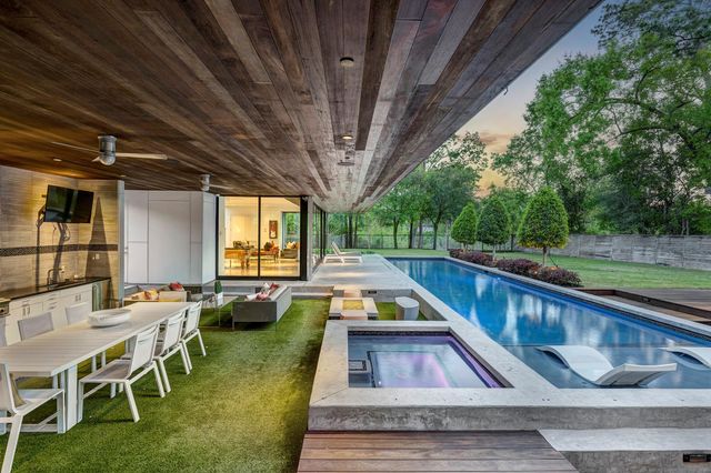 8317 Hunters Creek Drive, Hunters Creek Village, TX 77024