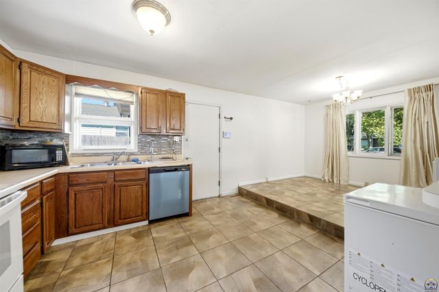 4751 SW 17th TER, Topeka, KS 66604