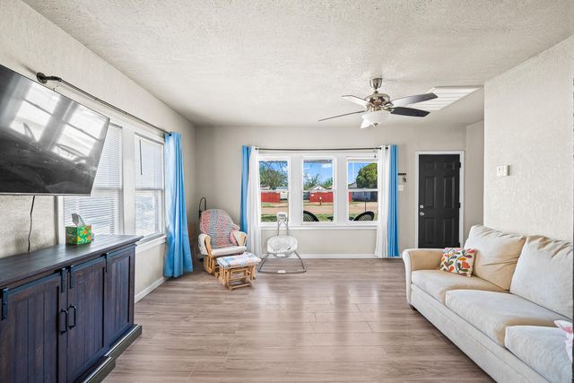 435 W Lynn Street, Slaton, TX 79364