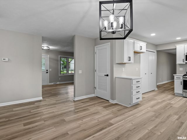 610 EVERGREEN Drive, Chatham, IL 62629