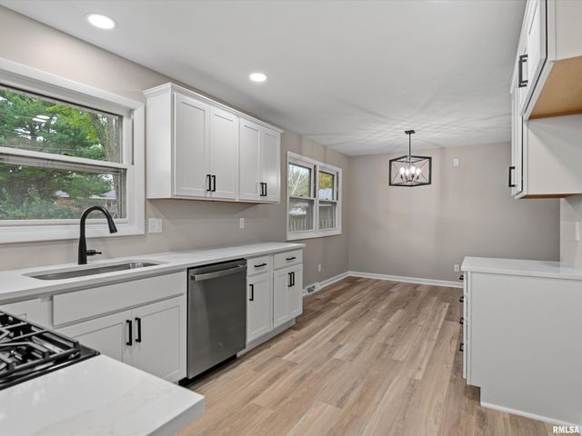 610 EVERGREEN Drive, Chatham, IL 62629