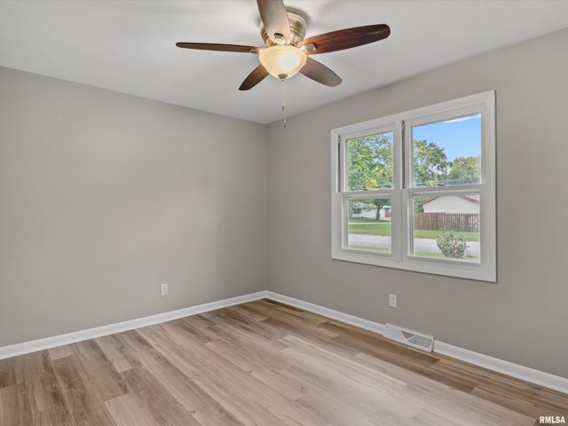 610 EVERGREEN Drive, Chatham, IL 62629