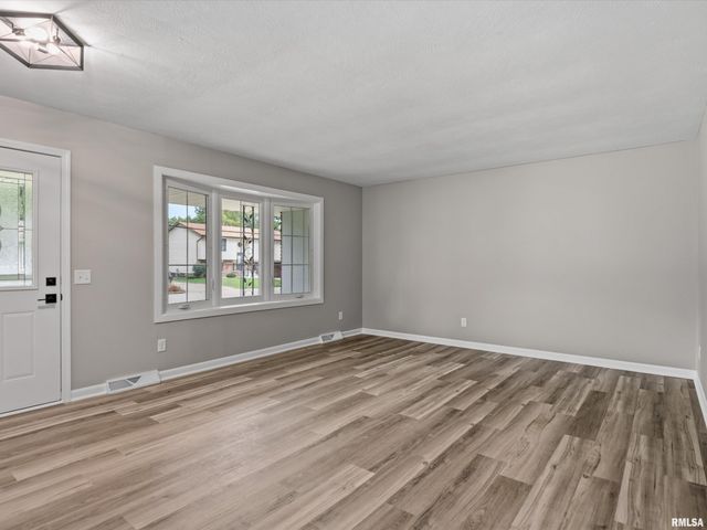 610 EVERGREEN Drive, Chatham, IL 62629