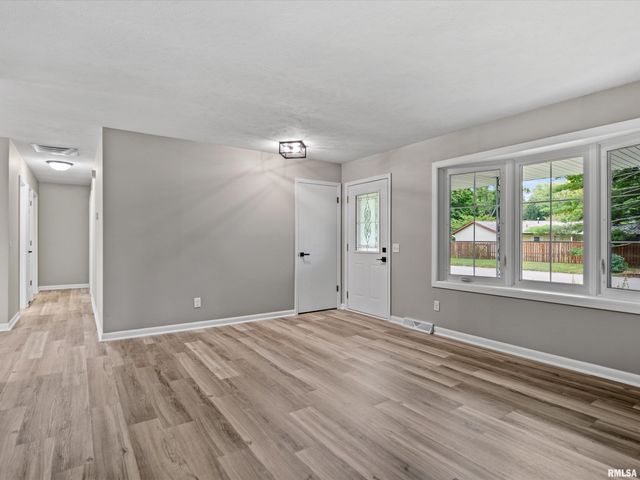 610 EVERGREEN Drive, Chatham, IL 62629