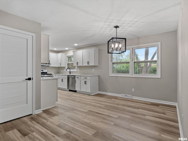 610 EVERGREEN Drive, Chatham, IL 62629