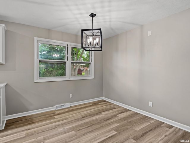 610 EVERGREEN Drive, Chatham, IL 62629