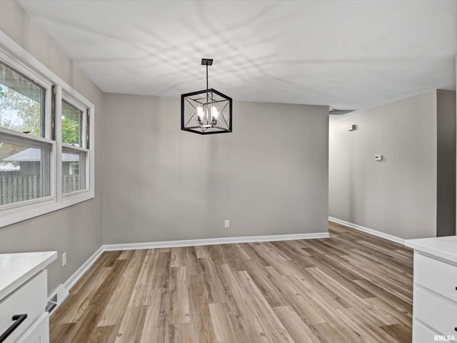 610 EVERGREEN Drive, Chatham, IL 62629
