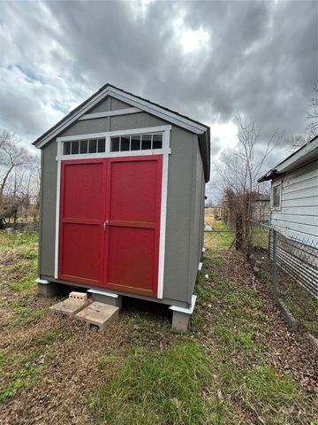 8018 Chateau Street, Houston, TX 77028