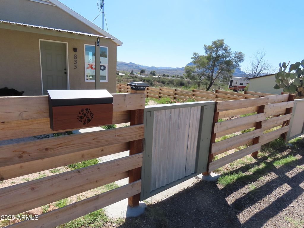 Image 5 of property listing at 835 W Spray Street, Superior, AZ 85173