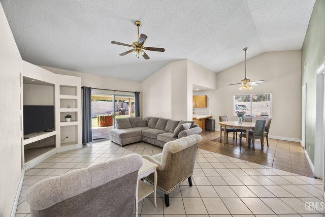 7307 Chilibre Street, Bakersfield, CA 93313