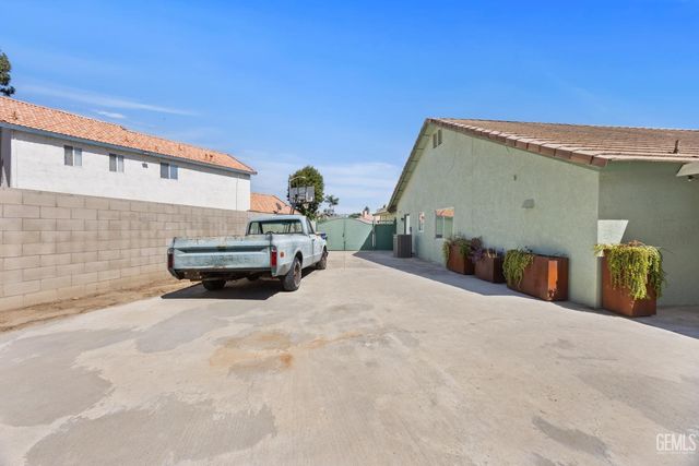 7307 Chilibre Street, Bakersfield, CA 93313