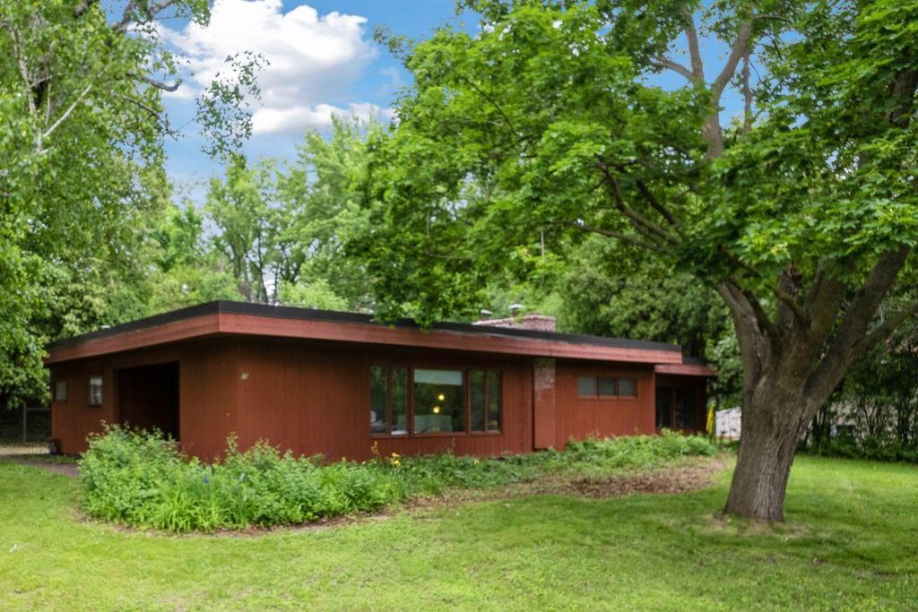 10324 Lakeview Drive W, Minnetonka, MN 55305