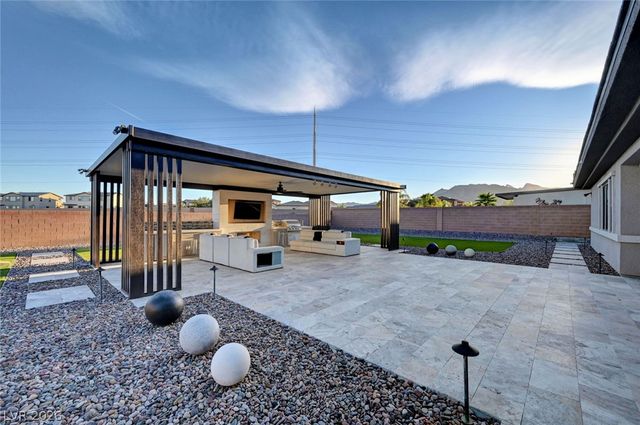 8477 Wolf Mountain Court, Las Vegas, NV 89129