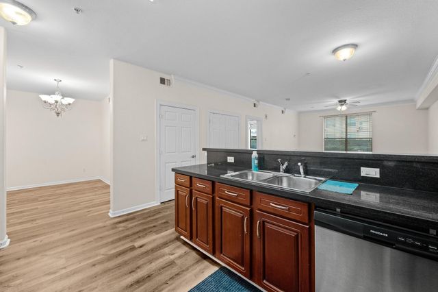 6611 W Sam Houston Parkway S 1E, Houston, TX 77072
