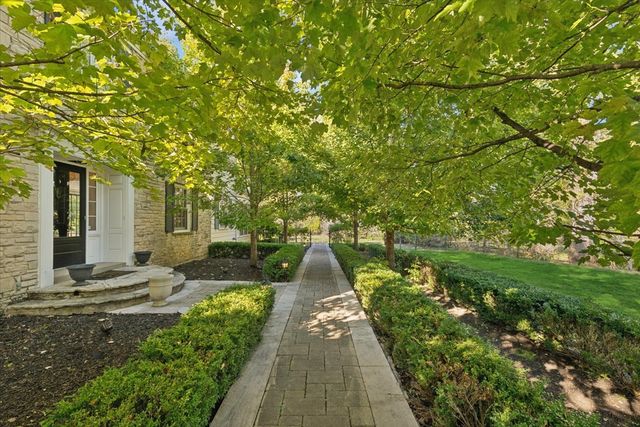 2122 Middlefork Road, Northfield, IL 60093