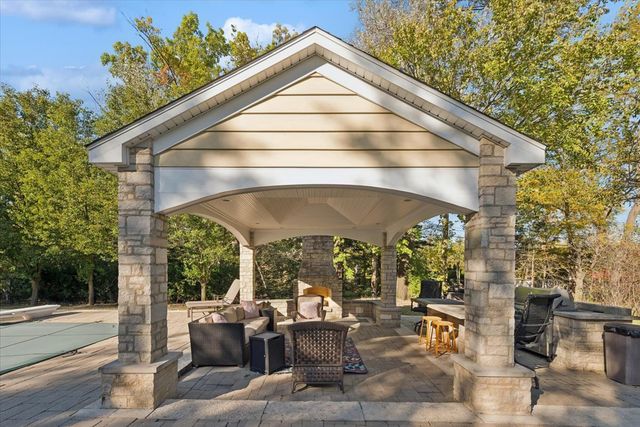 2122 Middlefork Road, Northfield, IL 60093