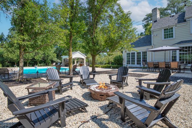 2122 Middlefork Road, Northfield, IL 60093