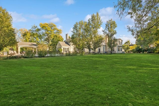 2122 Middlefork Road, Northfield, IL 60093