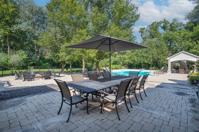 2122 Middlefork Road, Northfield, IL 60093