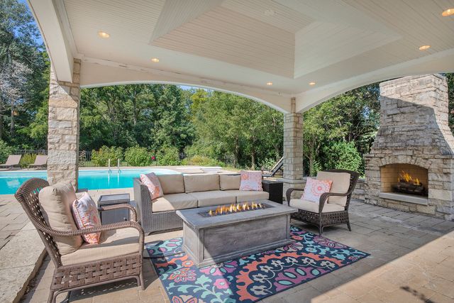 2122 Middlefork Road, Northfield, IL 60093