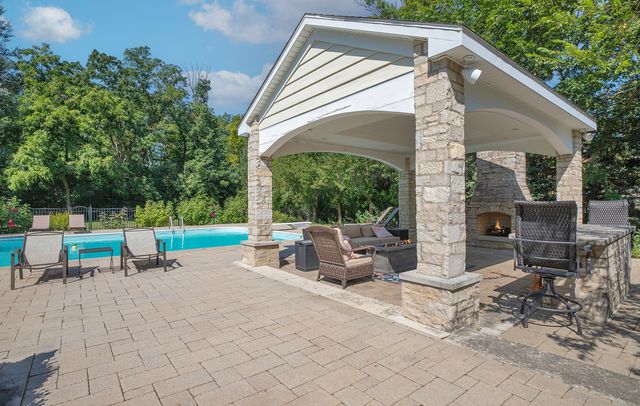 2122 Middlefork Road, Northfield, IL 60093