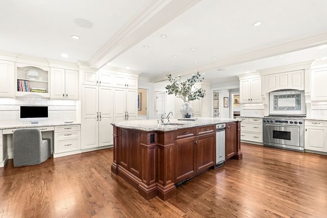 65 Woodcliff Rd, Wellesley, MA 02481