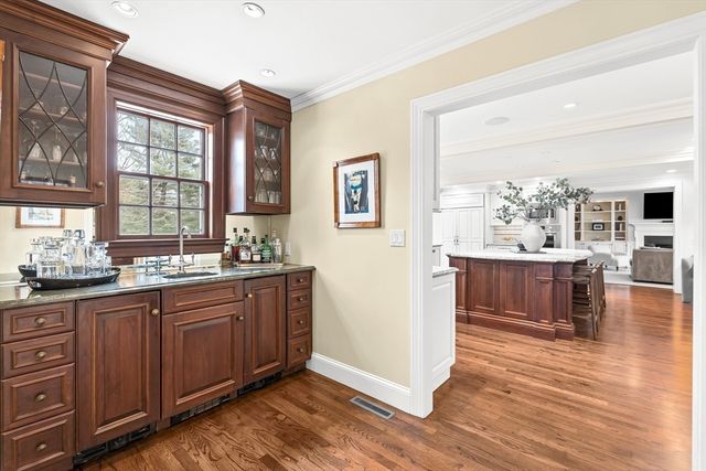 65 Woodcliff Rd, Wellesley, MA 02481