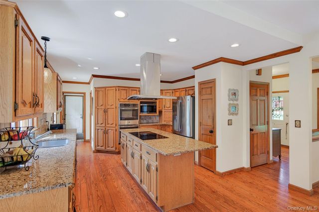 7 Huntington Connecticut Lane, New Fairfield, CT 06812