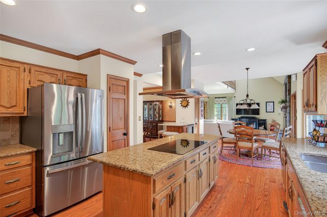 7 Huntington Connecticut Lane, New Fairfield, CT 06812