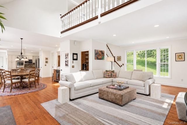 7 Huntington Connecticut Lane, New Fairfield, CT 06812