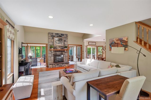 7 Huntington Connecticut Lane, New Fairfield, CT 06812