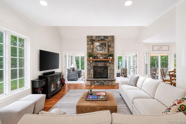 7 Huntington Connecticut Lane, New Fairfield, CT 06812