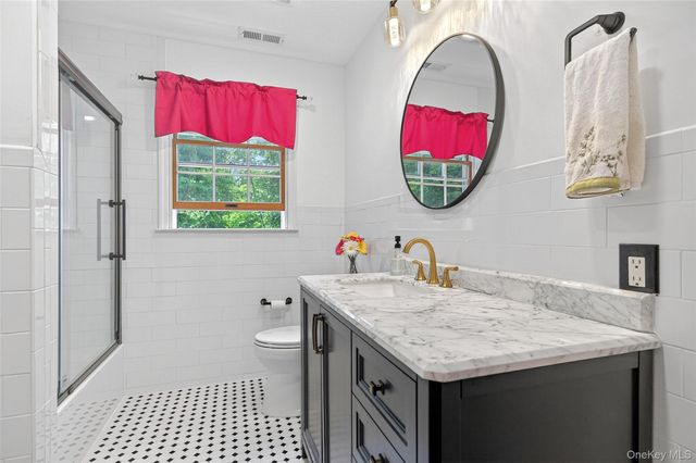 7 Huntington Connecticut Lane, New Fairfield, CT 06812