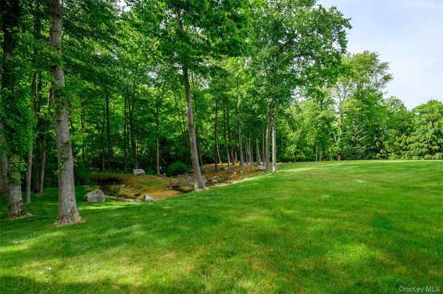 7 Huntington Connecticut Lane, New Fairfield, CT 06812