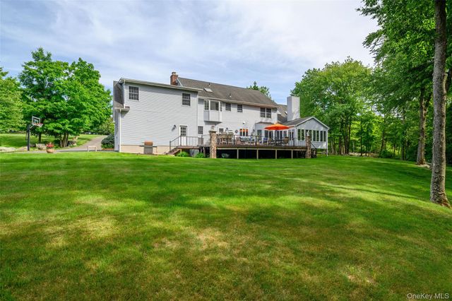 7 Huntington Connecticut Lane, New Fairfield, CT 06812