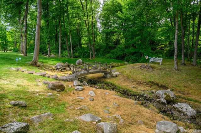 7 Huntington Connecticut Lane, New Fairfield, CT 06812