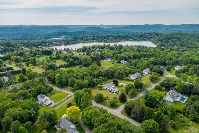 7 Huntington Connecticut Lane, New Fairfield, CT 06812