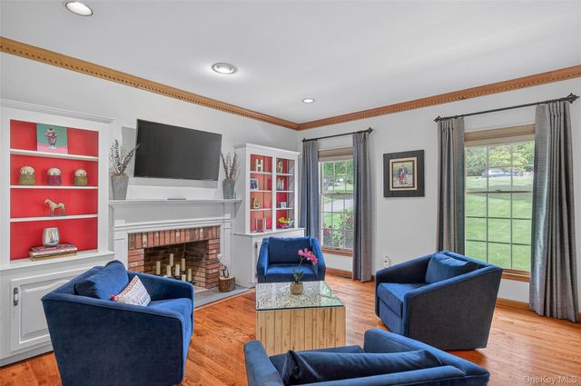 7 Huntington Connecticut Lane, New Fairfield, CT 06812