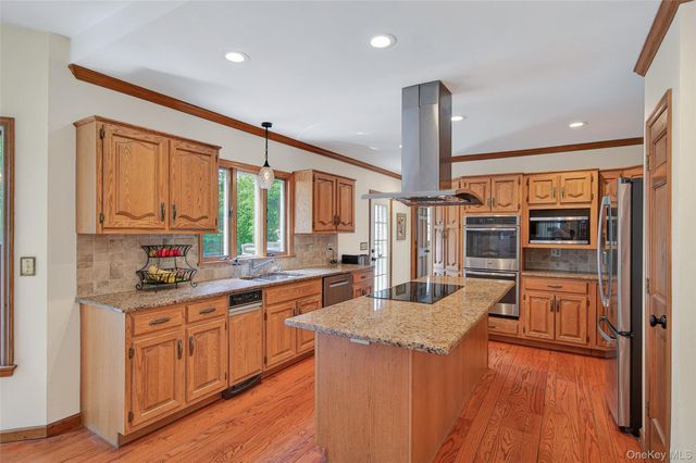 7 Huntington Connecticut Lane, New Fairfield, CT 06812