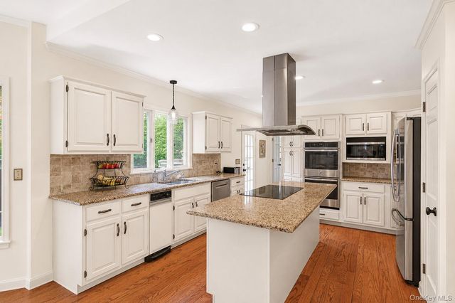 7 Huntington Connecticut Lane, New Fairfield, CT 06812