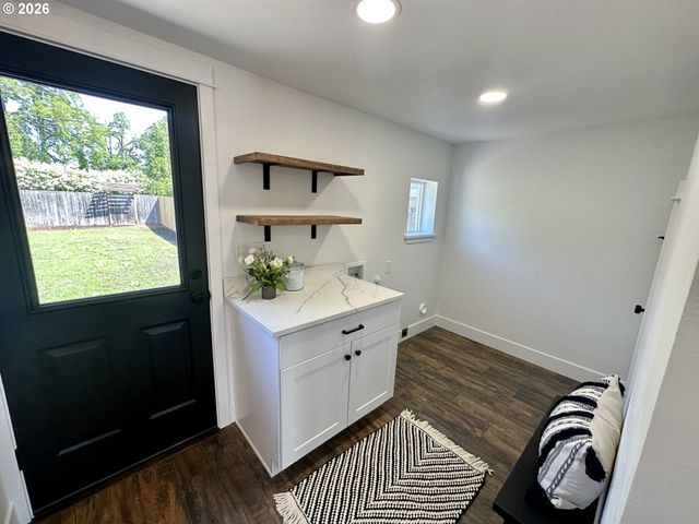 820 B St, Springfield, OR 97477