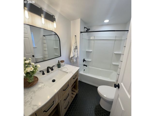 820 B St, Springfield, OR 97477
